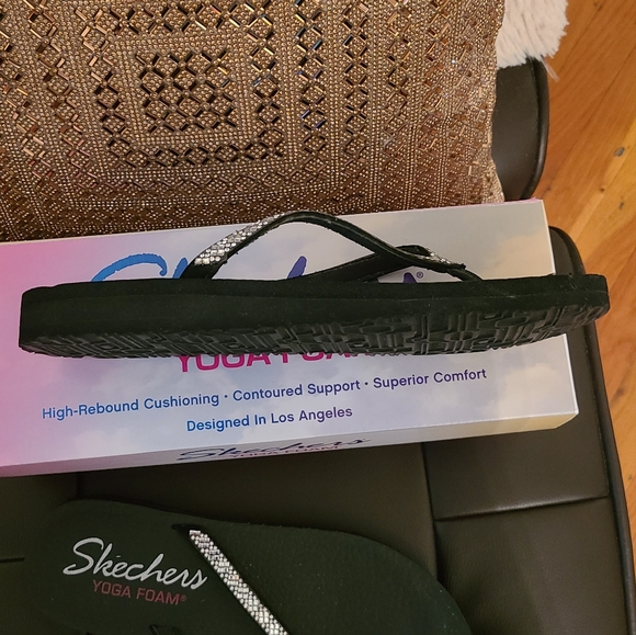 Skechers slip ons - Picture 3 of 4
